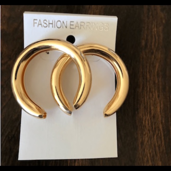 Horn shaped chunky gold earring - Picture 2 of 3